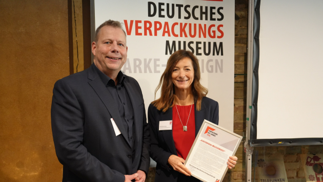 Klosterfrau Melissengeist ist 'Verpackung des Jahres 2026' - Hans-Georg Böcher, Leiter des Verpackungs-Museums, mit Kirstin Buchmann, Vice President Retail Division Germany bei der Klosterfrau Group - Quelle: Verpackungs-Museum